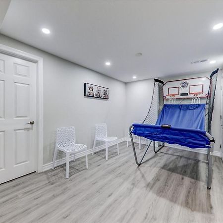 Stunning 7 Bedroom Rougeview Home With 2 Kitchens, 5 Bathrooms, Amazing Backyard & 8-Car Parking Торонто Екстер'єр фото