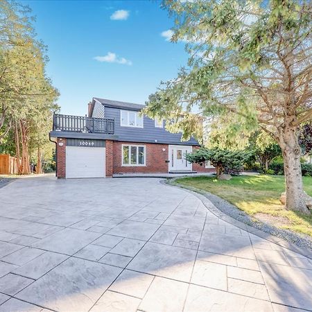 Stunning 7 Bedroom Rougeview Home With 2 Kitchens, 5 Bathrooms, Amazing Backyard & 8-Car Parking Торонто Екстер'єр фото