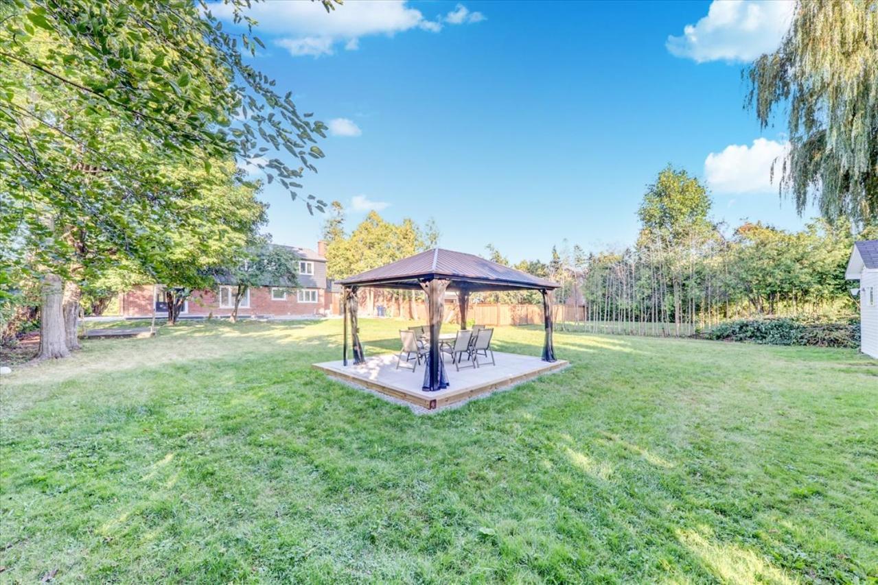 Stunning 7 Bedroom Rougeview Home With 2 Kitchens, 5 Bathrooms, Amazing Backyard & 8-Car Parking Торонто Екстер'єр фото