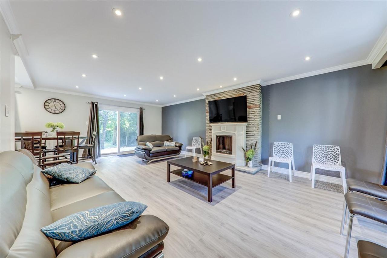 Stunning 7 Bedroom Rougeview Home With 2 Kitchens, 5 Bathrooms, Amazing Backyard & 8-Car Parking Торонто Екстер'єр фото