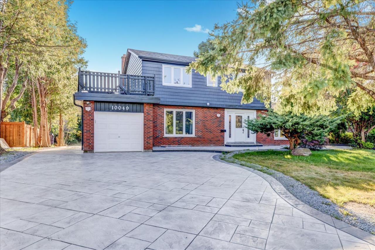 Stunning 7 Bedroom Rougeview Home With 2 Kitchens, 5 Bathrooms, Amazing Backyard & 8-Car Parking Торонто Екстер'єр фото