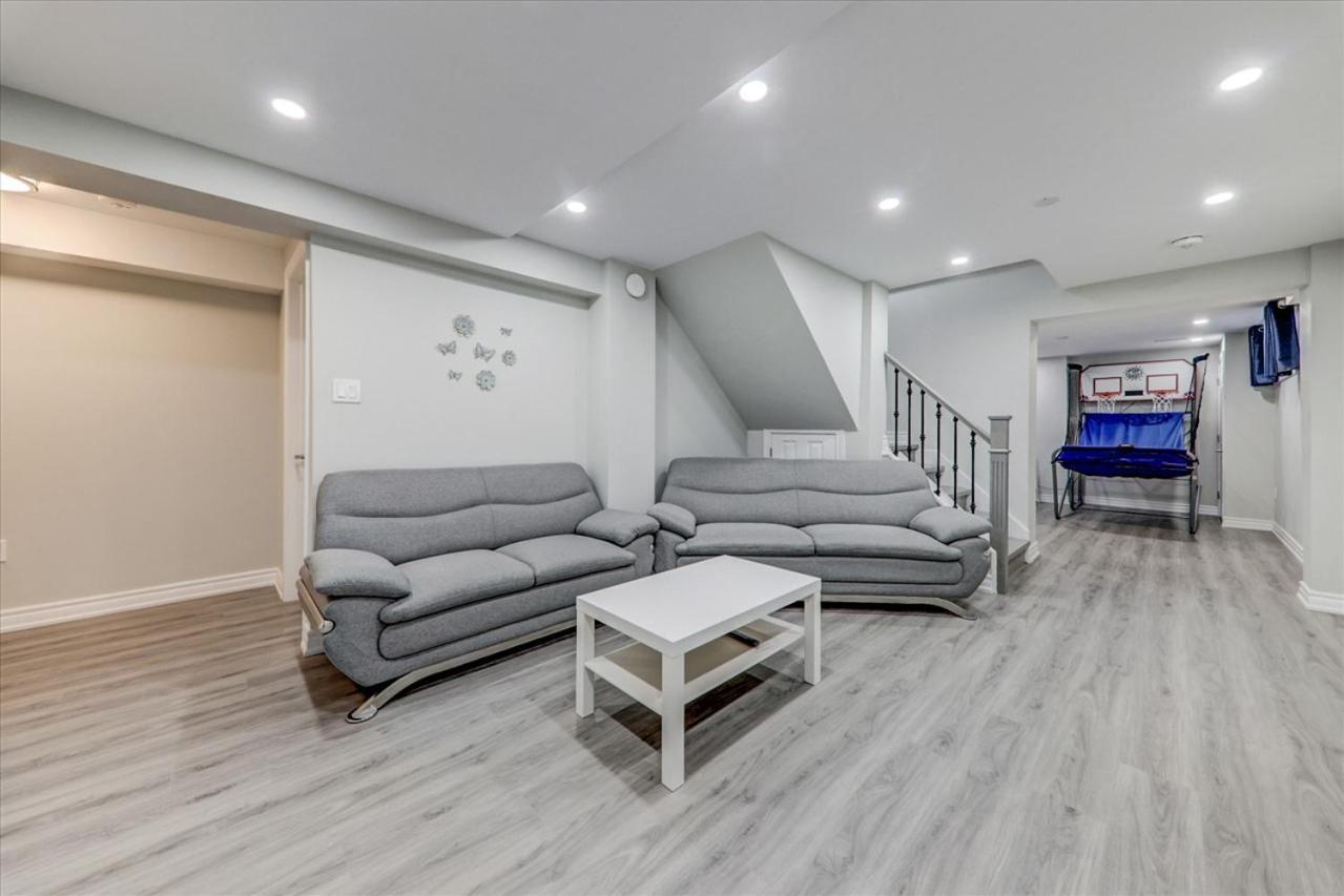 Stunning 7 Bedroom Rougeview Home With 2 Kitchens, 5 Bathrooms, Amazing Backyard & 8-Car Parking Торонто Екстер'єр фото