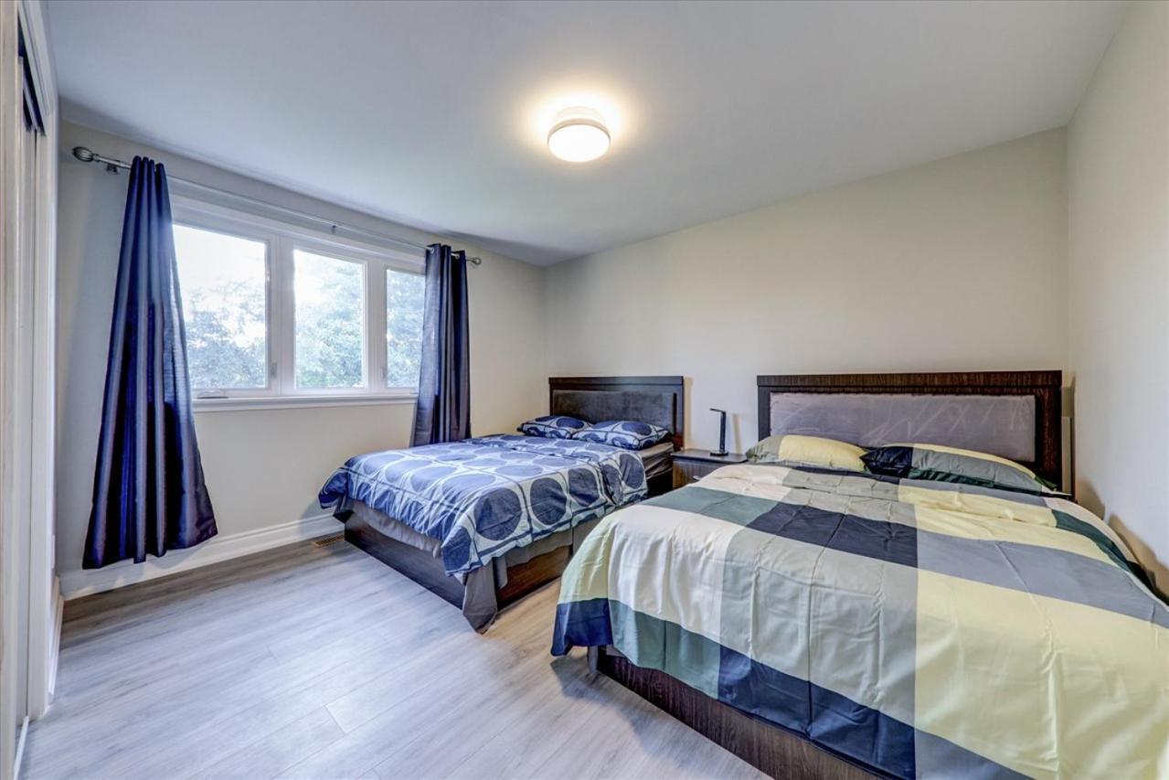 Stunning 7 Bedroom Rougeview Home With 2 Kitchens, 5 Bathrooms, Amazing Backyard & 8-Car Parking Торонто Екстер'єр фото