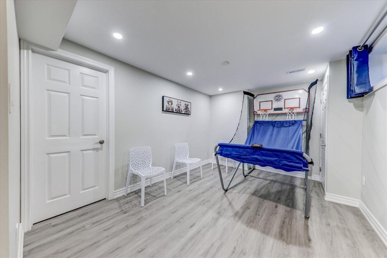 Stunning 7 Bedroom Rougeview Home With 2 Kitchens, 5 Bathrooms, Amazing Backyard & 8-Car Parking Торонто Екстер'єр фото