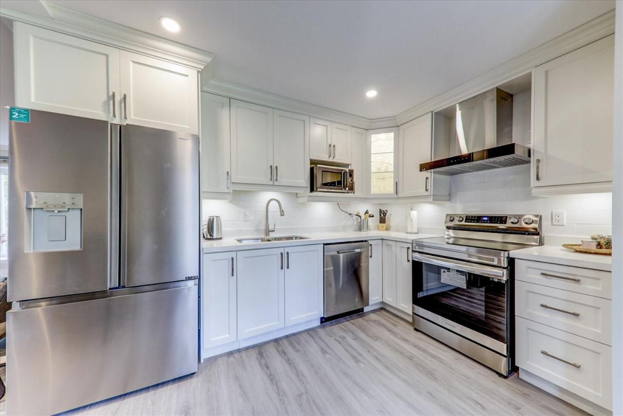 Stunning 7 Bedroom Rougeview Home With 2 Kitchens, 5 Bathrooms, Amazing Backyard & 8-Car Parking Торонто Екстер'єр фото