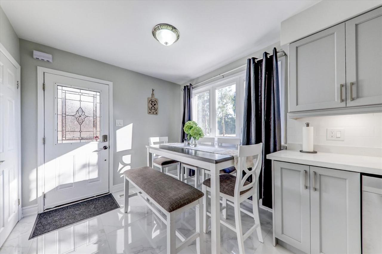 Stunning 7 Bedroom Rougeview Home With 2 Kitchens, 5 Bathrooms, Amazing Backyard & 8-Car Parking Торонто Екстер'єр фото