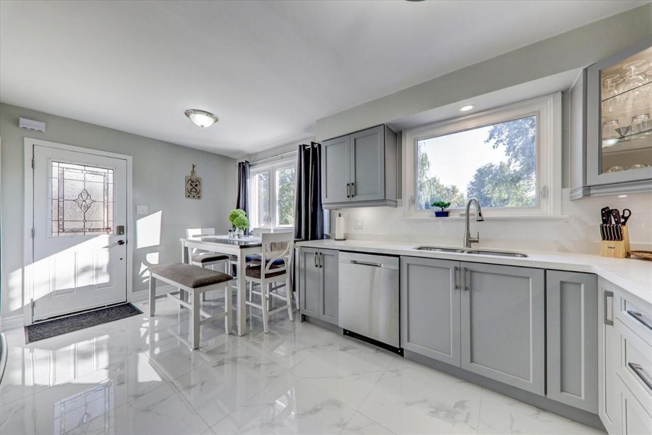Stunning 7 Bedroom Rougeview Home With 2 Kitchens, 5 Bathrooms, Amazing Backyard & 8-Car Parking Торонто Екстер'єр фото