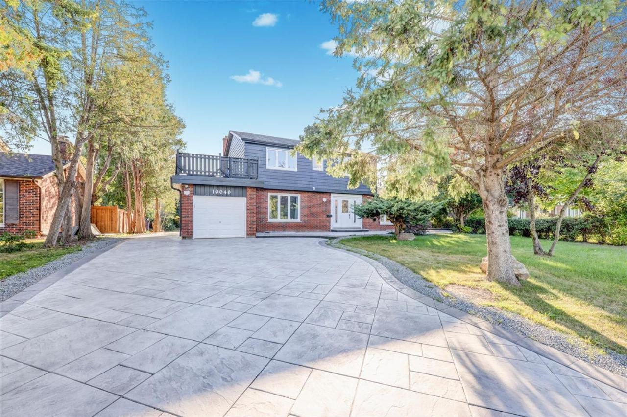 Stunning 7 Bedroom Rougeview Home With 2 Kitchens, 5 Bathrooms, Amazing Backyard & 8-Car Parking Торонто Екстер'єр фото