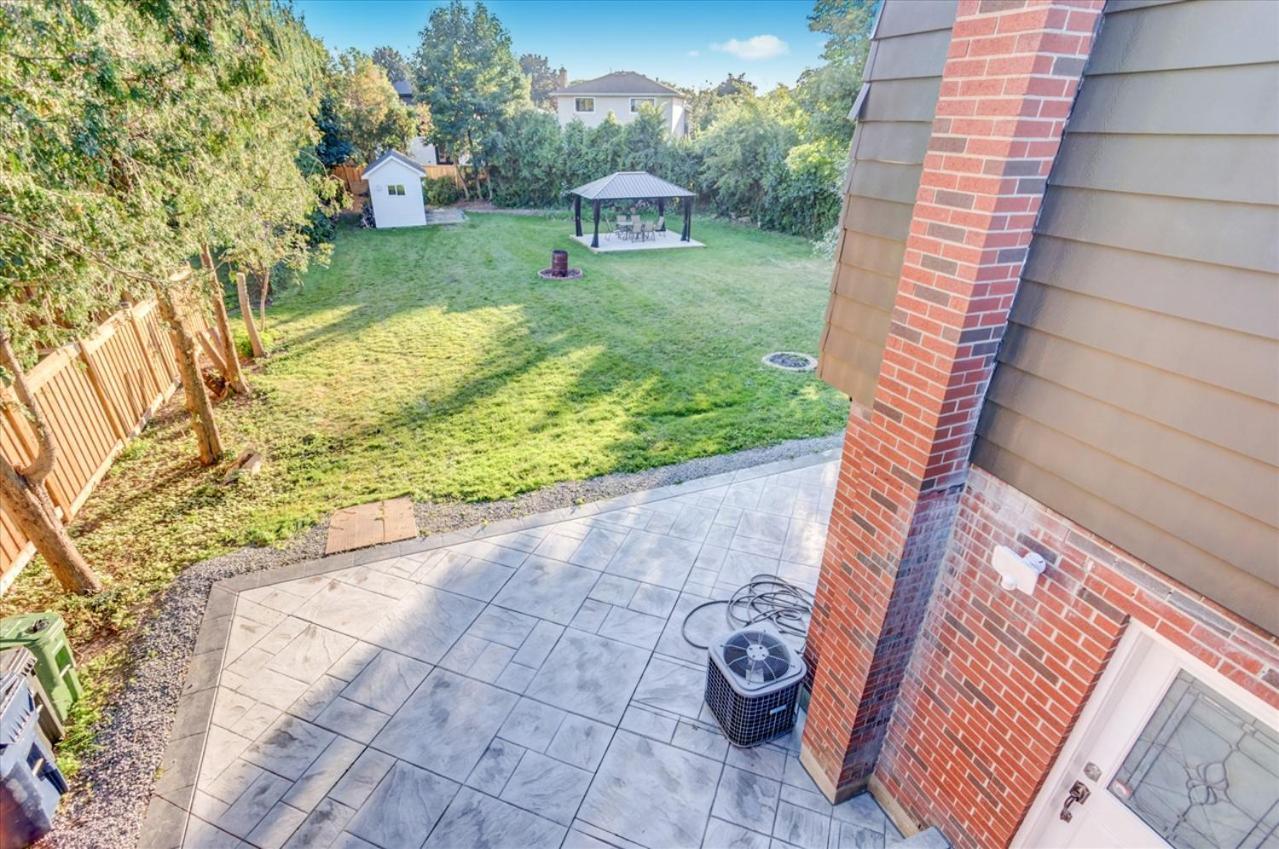 Stunning 7 Bedroom Rougeview Home With 2 Kitchens, 5 Bathrooms, Amazing Backyard & 8-Car Parking Торонто Екстер'єр фото