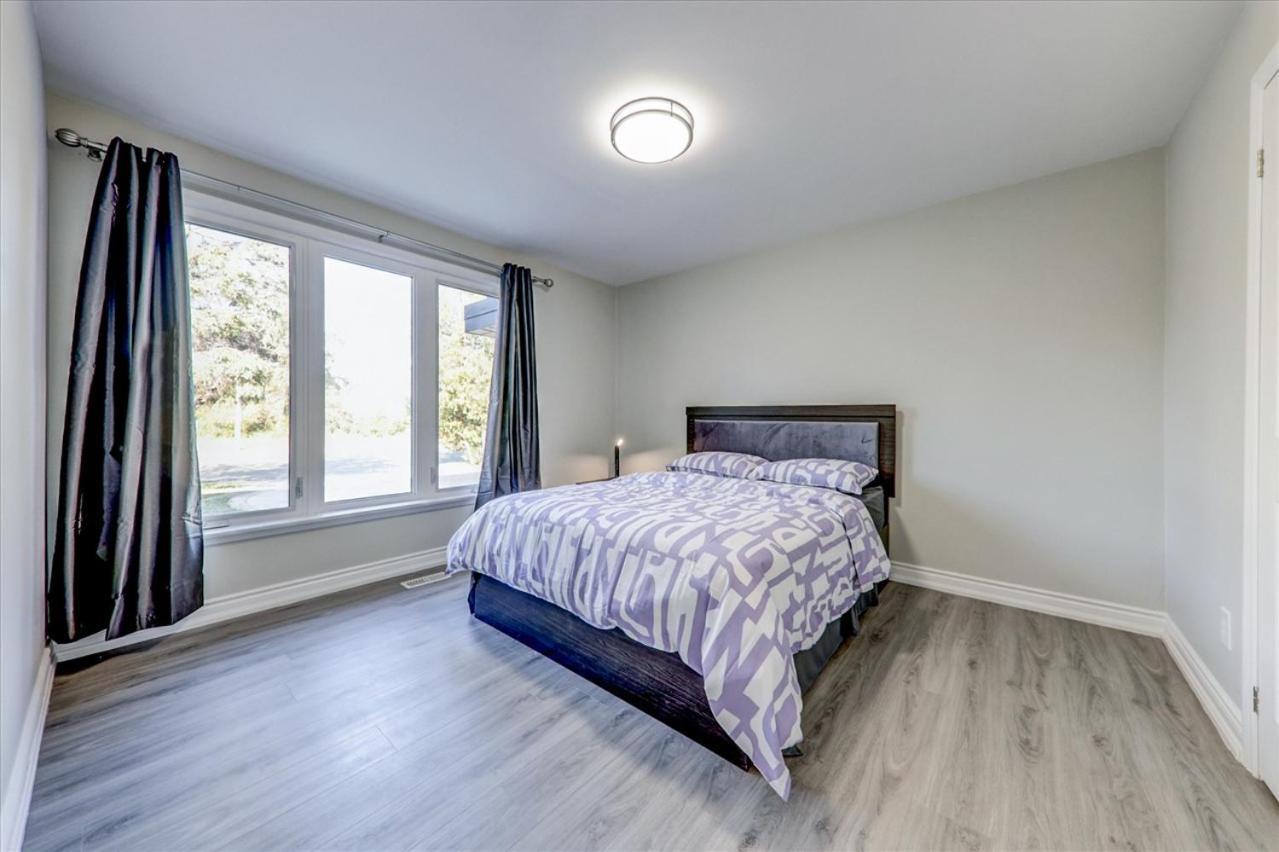 Stunning 7 Bedroom Rougeview Home With 2 Kitchens, 5 Bathrooms, Amazing Backyard & 8-Car Parking Торонто Екстер'єр фото