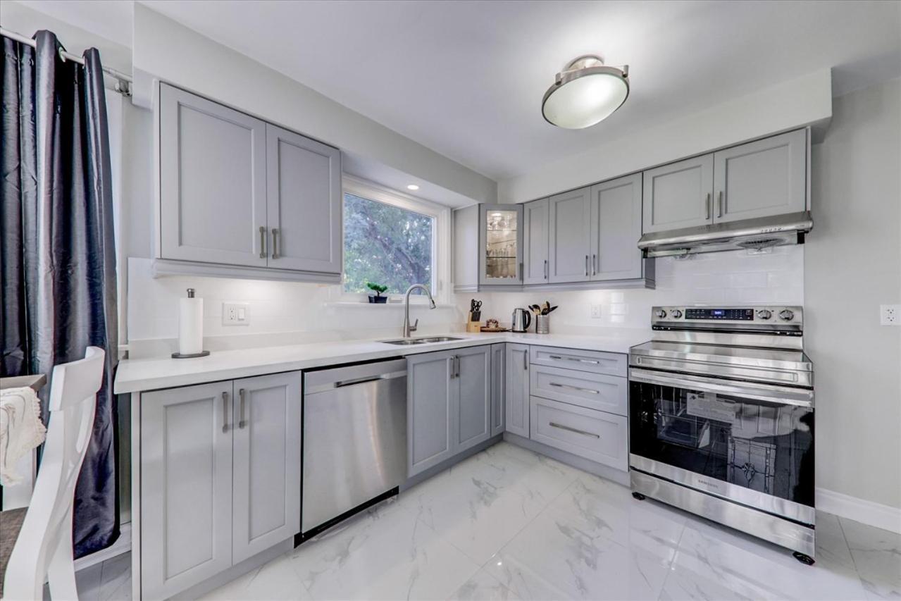 Stunning 7 Bedroom Rougeview Home With 2 Kitchens, 5 Bathrooms, Amazing Backyard & 8-Car Parking Торонто Екстер'єр фото