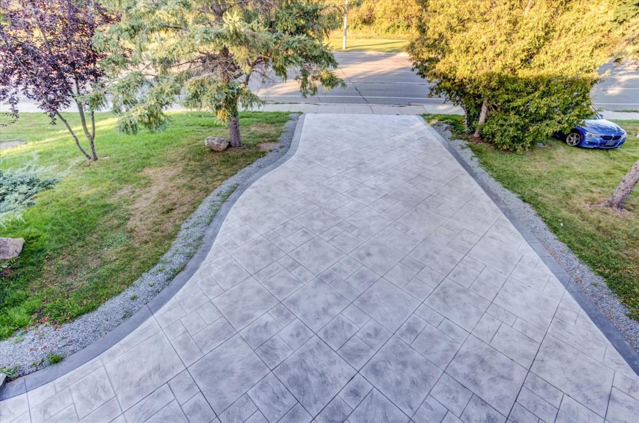 Stunning 7 Bedroom Rougeview Home With 2 Kitchens, 5 Bathrooms, Amazing Backyard & 8-Car Parking Торонто Екстер'єр фото