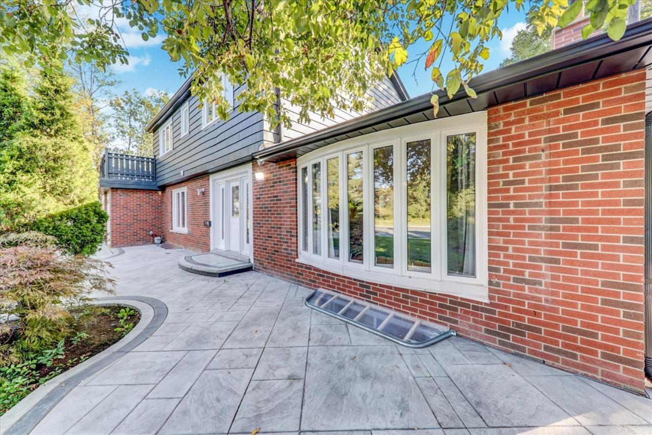Stunning 7 Bedroom Rougeview Home With 2 Kitchens, 5 Bathrooms, Amazing Backyard & 8-Car Parking Торонто Екстер'єр фото