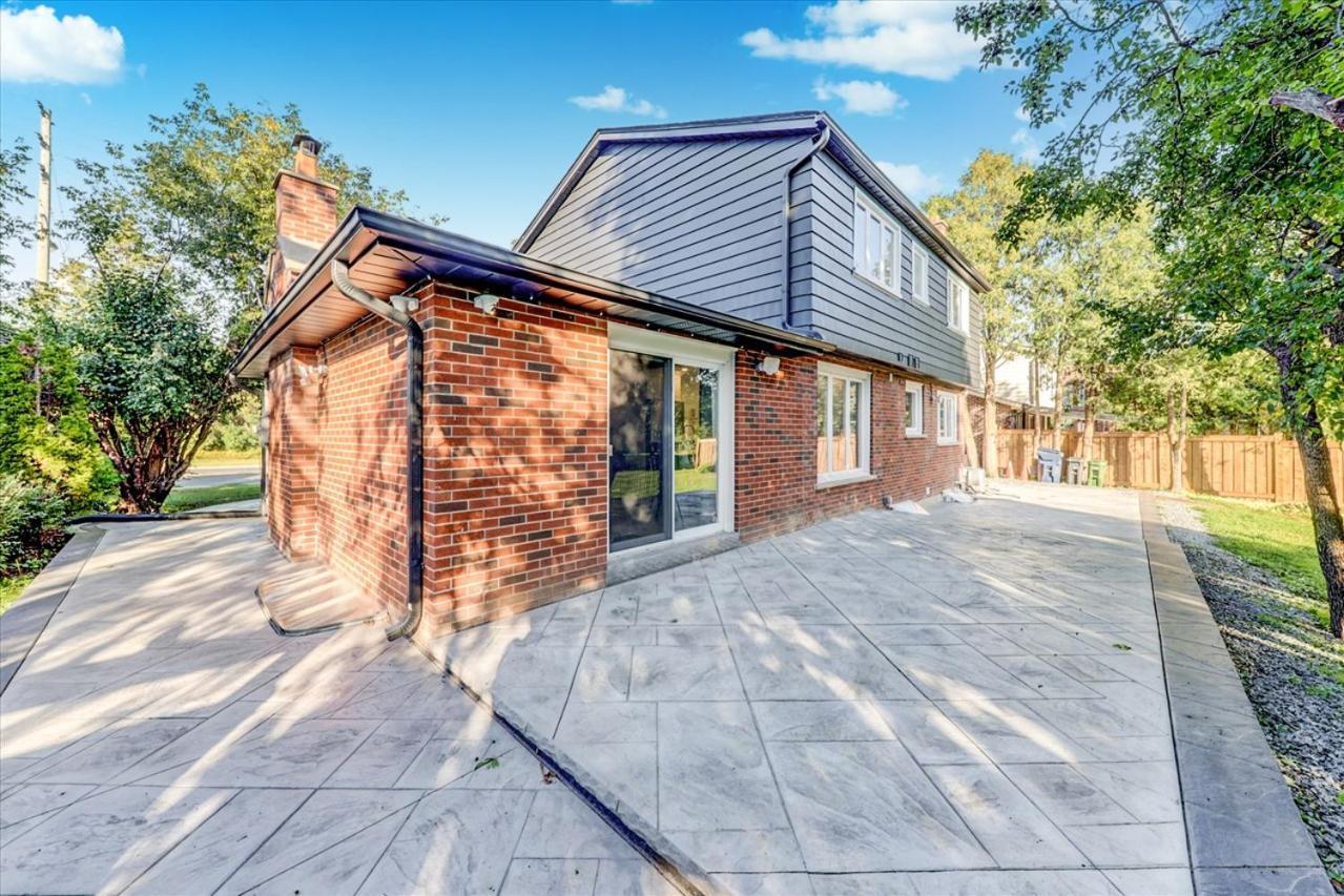 Stunning 7 Bedroom Rougeview Home With 2 Kitchens, 5 Bathrooms, Amazing Backyard & 8-Car Parking Торонто Екстер'єр фото