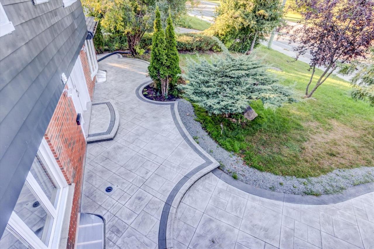 Stunning 7 Bedroom Rougeview Home With 2 Kitchens, 5 Bathrooms, Amazing Backyard & 8-Car Parking Торонто Екстер'єр фото