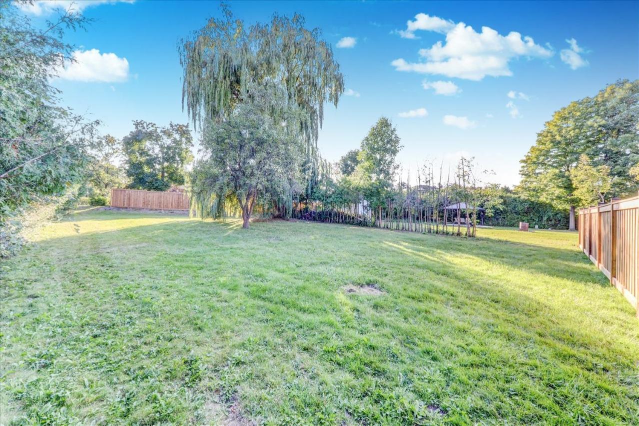 Stunning 7 Bedroom Rougeview Home With 2 Kitchens, 5 Bathrooms, Amazing Backyard & 8-Car Parking Торонто Екстер'єр фото