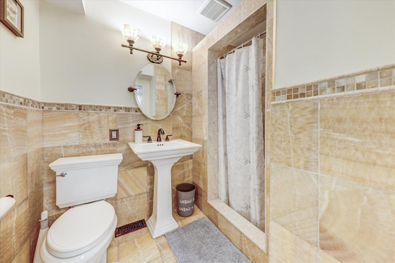 Stunning 7 Bedroom Rougeview Home With 2 Kitchens, 5 Bathrooms, Amazing Backyard & 8-Car Parking Торонто Екстер'єр фото