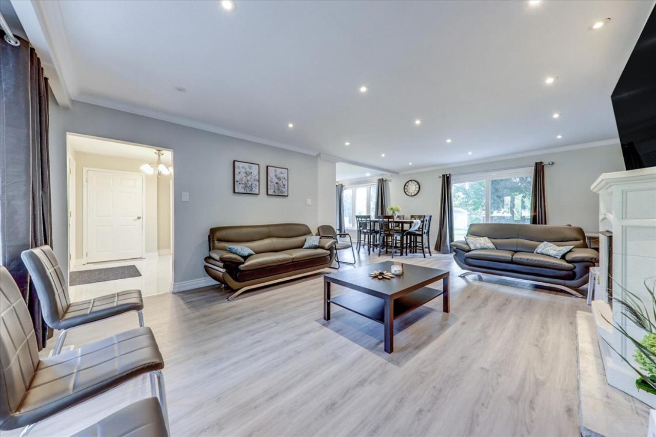Stunning 7 Bedroom Rougeview Home With 2 Kitchens, 5 Bathrooms, Amazing Backyard & 8-Car Parking Торонто Екстер'єр фото