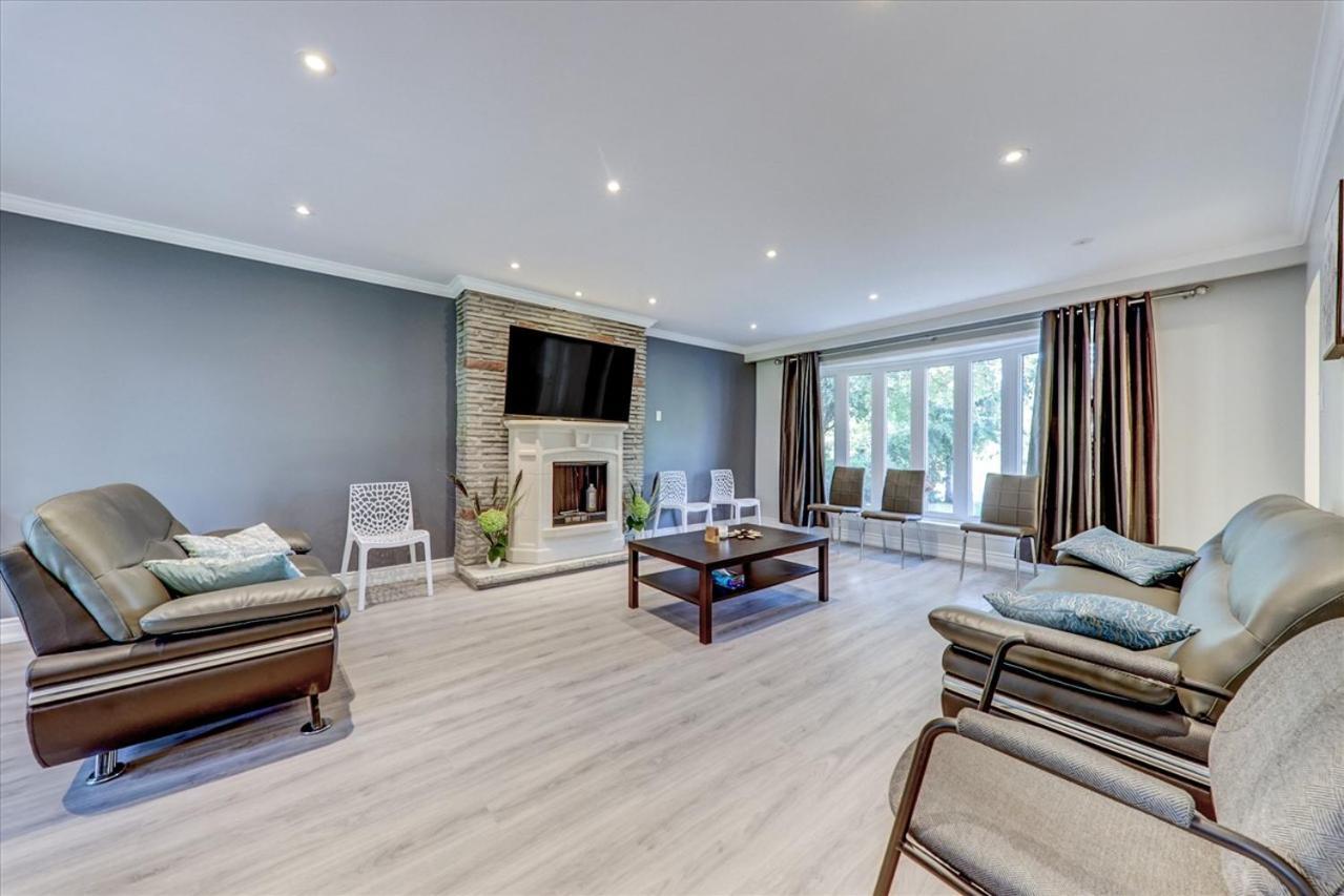 Stunning 7 Bedroom Rougeview Home With 2 Kitchens, 5 Bathrooms, Amazing Backyard & 8-Car Parking Торонто Екстер'єр фото