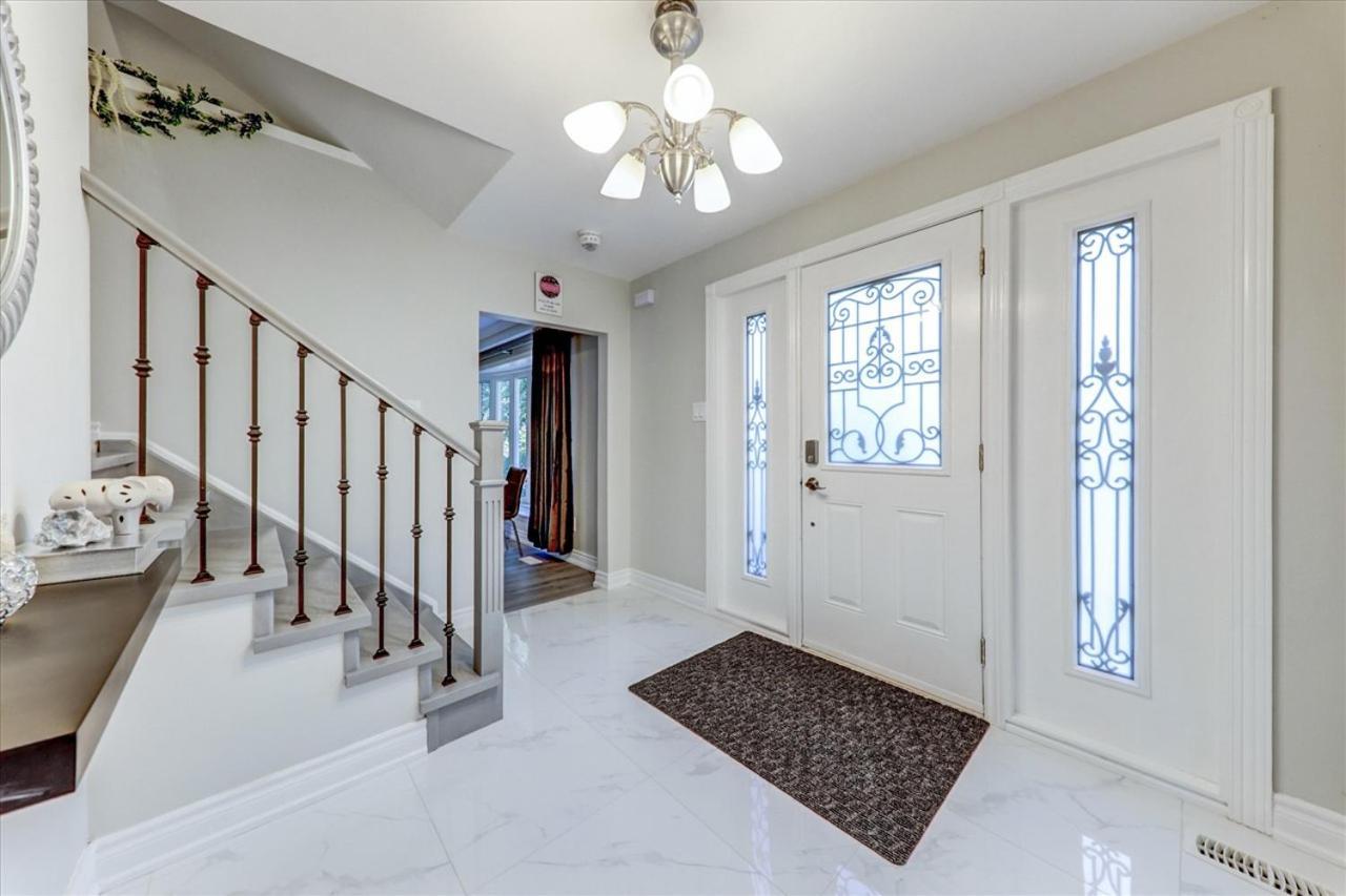 Stunning 7 Bedroom Rougeview Home With 2 Kitchens, 5 Bathrooms, Amazing Backyard & 8-Car Parking Торонто Екстер'єр фото